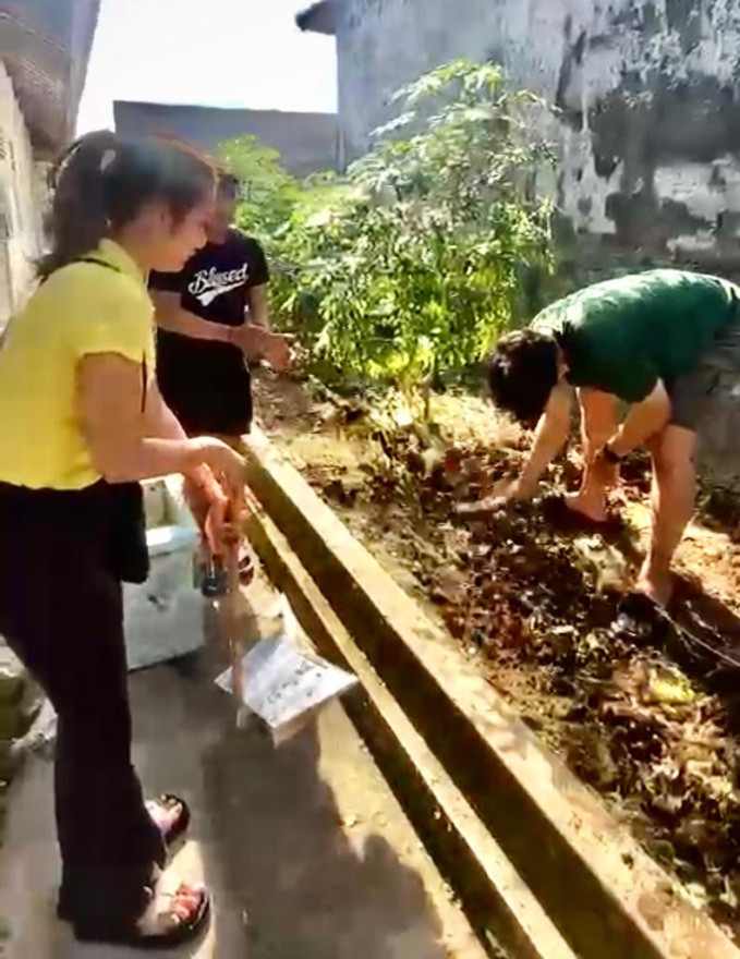 MAHASISWA KKN PPM UDAYANA KE-27 MELAKUKAN PROGRAM BANTU MEMBERSIHKAN TAMAN BELAKANG SEKOLAH DASAR NEGERI 1 KABA-KABA.